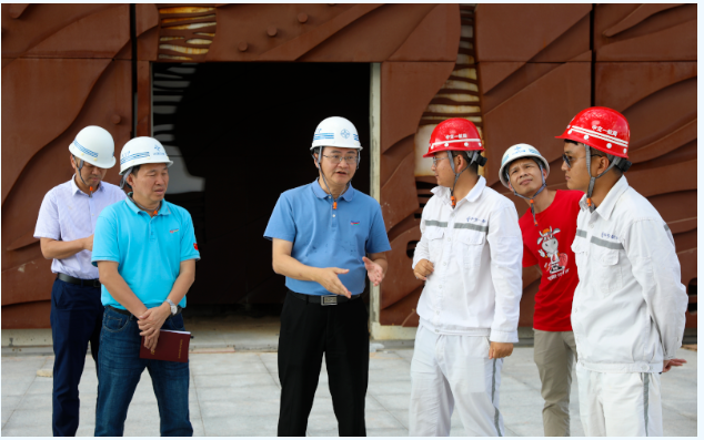 歡迎三沙市市委常委，市長(zhǎng)鄧忠蒞臨我司承接的三沙廣場(chǎng)項(xiàng)目，三沙文體館項(xiàng)目現(xiàn)場(chǎng)調(diào)研并指導(dǎo)